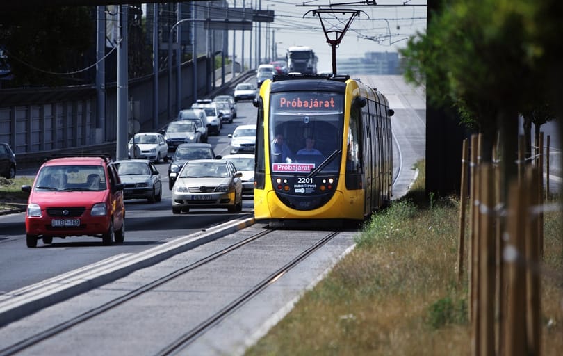 Részegen hajtott egy nő a villamossíneket elválasztó padkára, az ötéves gyereke is az autóban ült