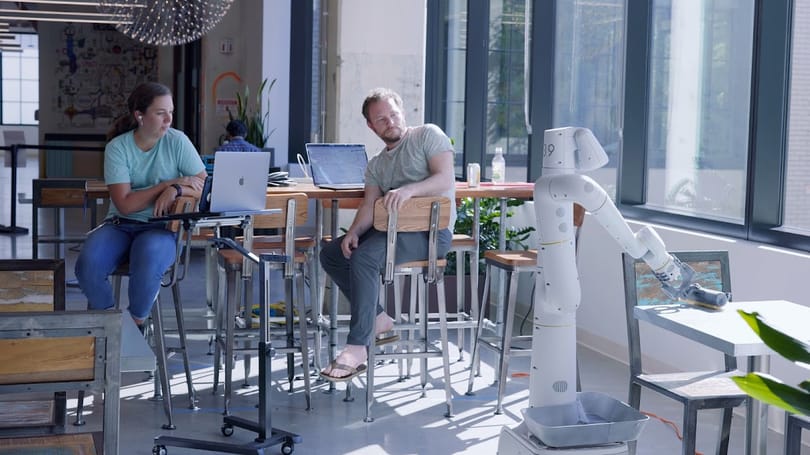 Videón a szemetet szedő, asztalt letörlő robotok, amik a Google irodáit takarítják