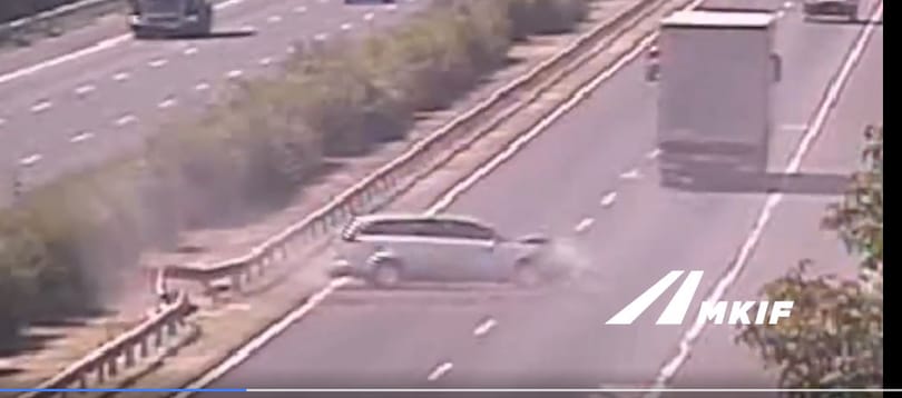 Elgurult kerekek, teherkocsira akadt autó – nyugtalanító baleseti videókkal figyelmeztetnek a követési távolság betartására