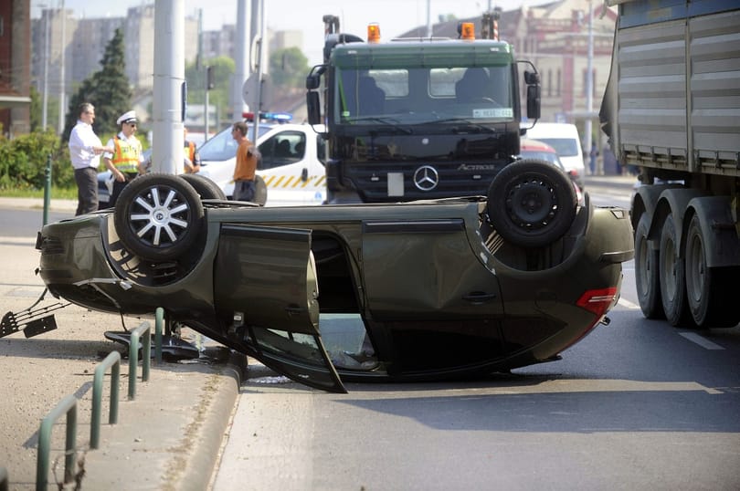 Fotók: Fejre állt egy autó egy pesti OMV-kútnál