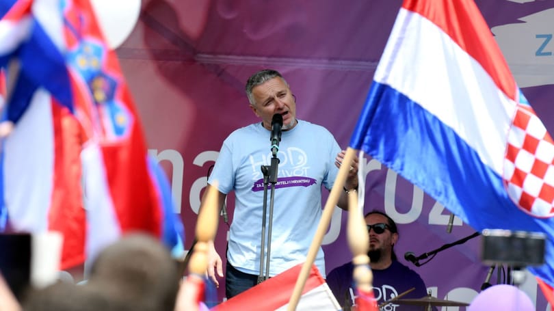 Jobban teszi, ha messzire elkerüli Zágrábot egy szélsőjobbos horvát sztárzenész világrekord fellépése miatt