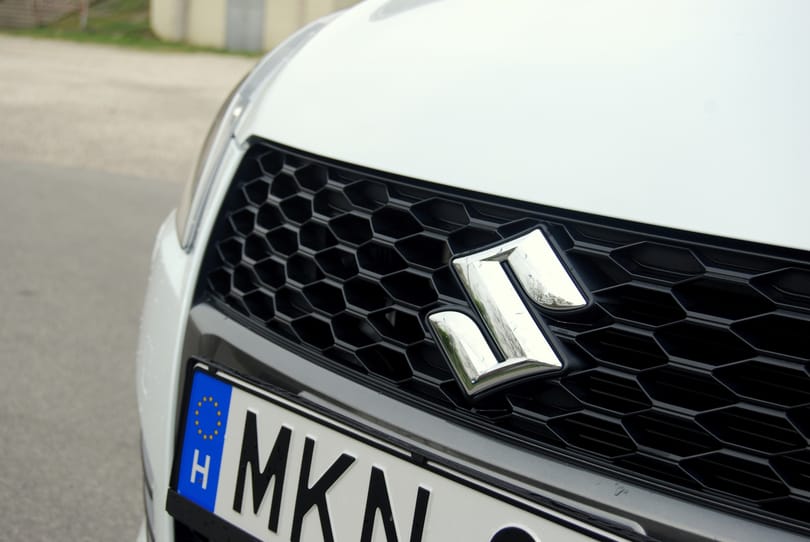 Légzsák- és motorhiba miatt hívnak vissza több ezer Suzukit