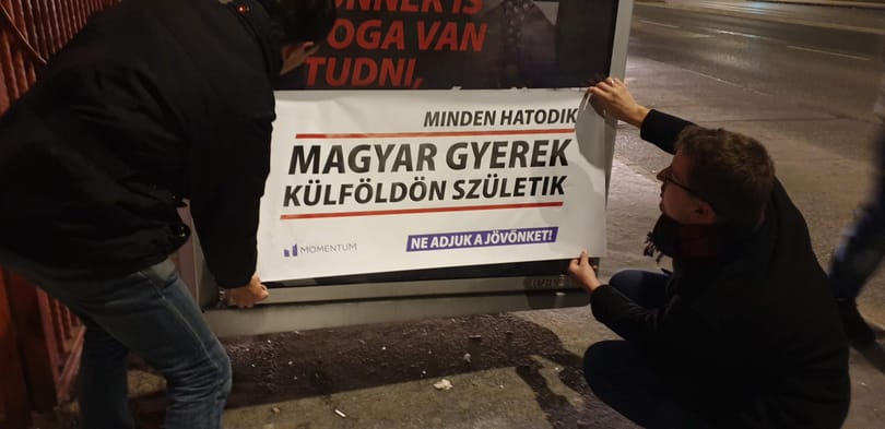 Átragasztotta a Fidesz legújabb plakátjait a Momentum