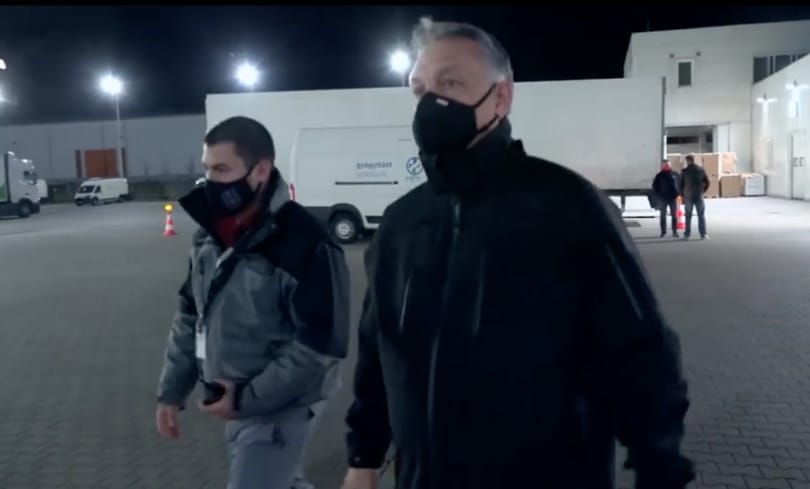 Éjszakai műszakban Orbán Viktor: most vakcinakiszállító teherautókat nézett meg
