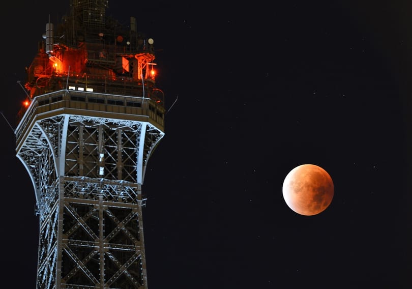 Lekapcsolják az Eiffel-torony fényeit Aleppó miatt