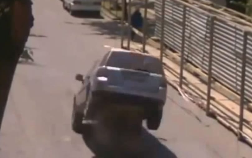 Ez történik, ha beszakadt aszfaltra hajt az ember - videó