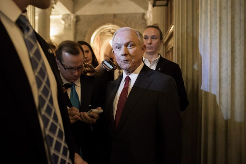 Magyarázkodni kényszerül feltételezett orosz kapcsolata miatt Trump minisztere