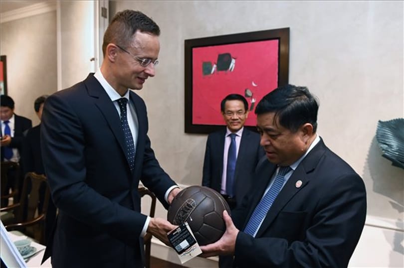 Jól bevásároltak Puskás-mezből Szijjártóék, örülhet Orbán kedvenc sportújságírója
