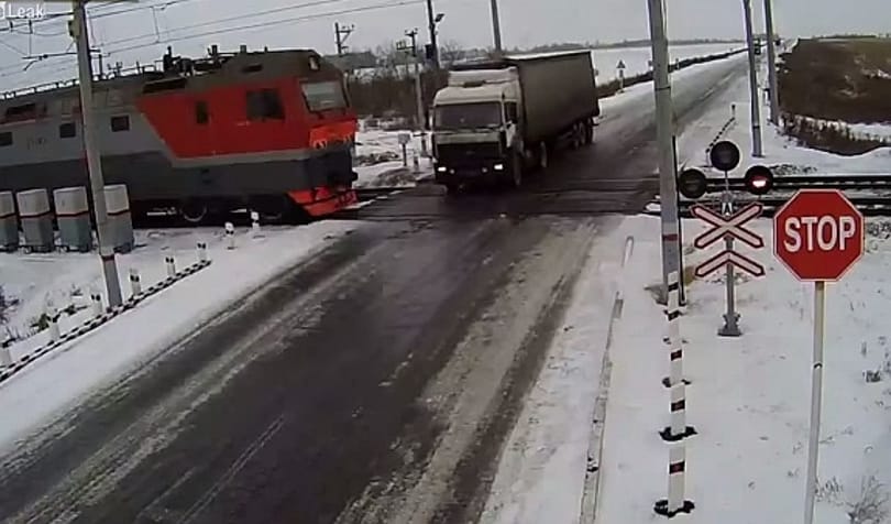 Videó: Rácsúszott a kamion a sínre, két vonat gázolta el