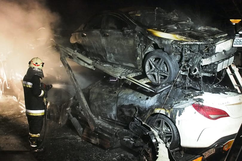 Fotó: ennyi maradt a luxusautót szállító kamionból