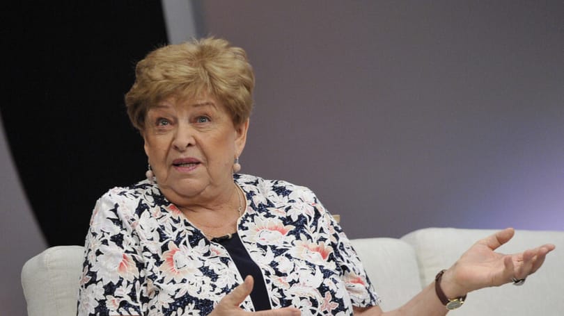Pásztor Erzsi elesett a Játékszín előtt, és térdig becsúszott egy parkoló autó alá