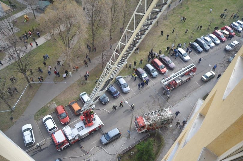 Fotók: Végtelenbe nyúló létráról oltották a tűzoltók a 11. emeleti lakást