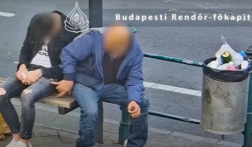 Fényes nappal rabolt ki egy alvó fiatalt a 4-6-os villamos megállójában, percek alatt elfogták – videó
