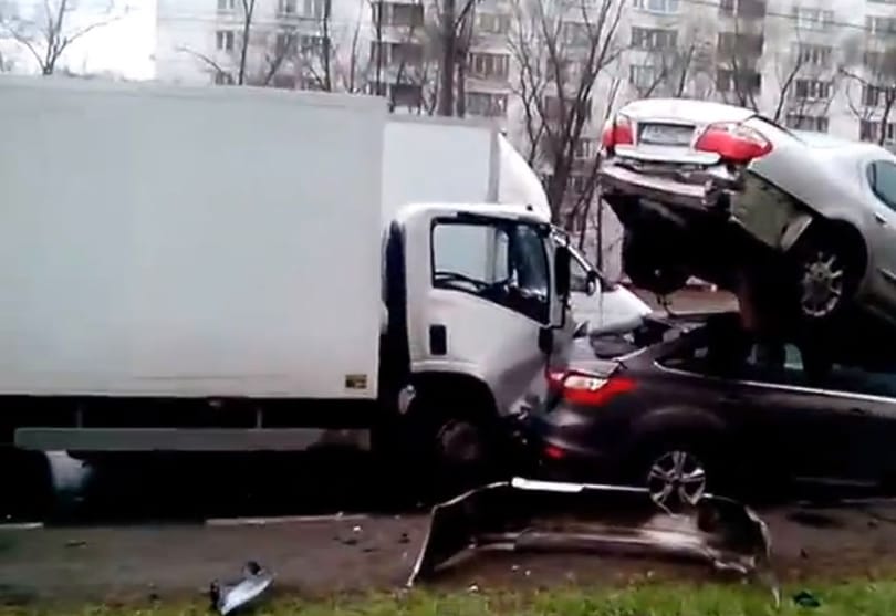 Egész autócsordát tört össze egy teherautós - videó