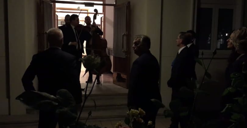 Orbán Viktor nótát énekelt a kínaiaknak – már hétfő reggel megvan a hét videója