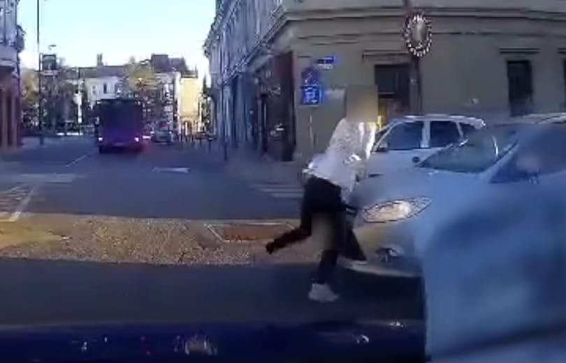 Zebrán ment neki a 15 éves lánynak egy türelmetlen autós Veszprémben