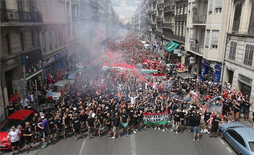 Már hangolnak a magyar ultrák Marseille-ben – videók