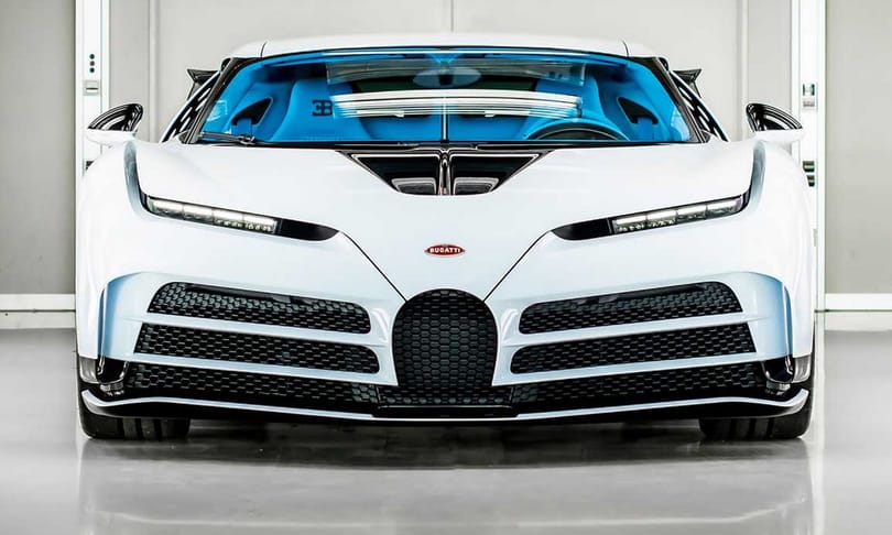 Átadták a 3,2 milliárd forintos Bugatti utolsó példányát, egy hófehér kocsit