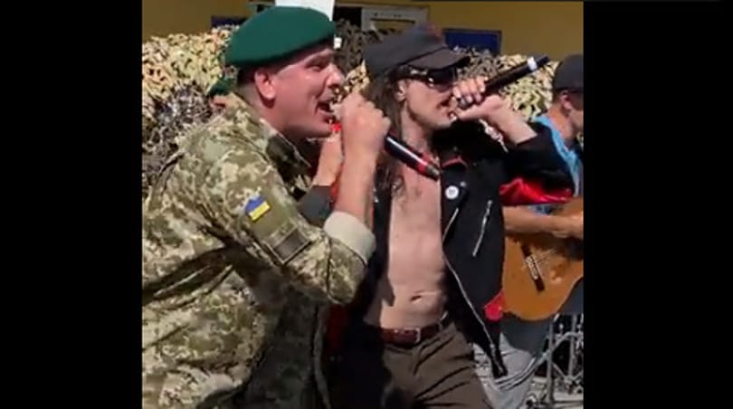 Titkos koncertet adott a Gogol Bordello az ukrán katonáknak a fronton