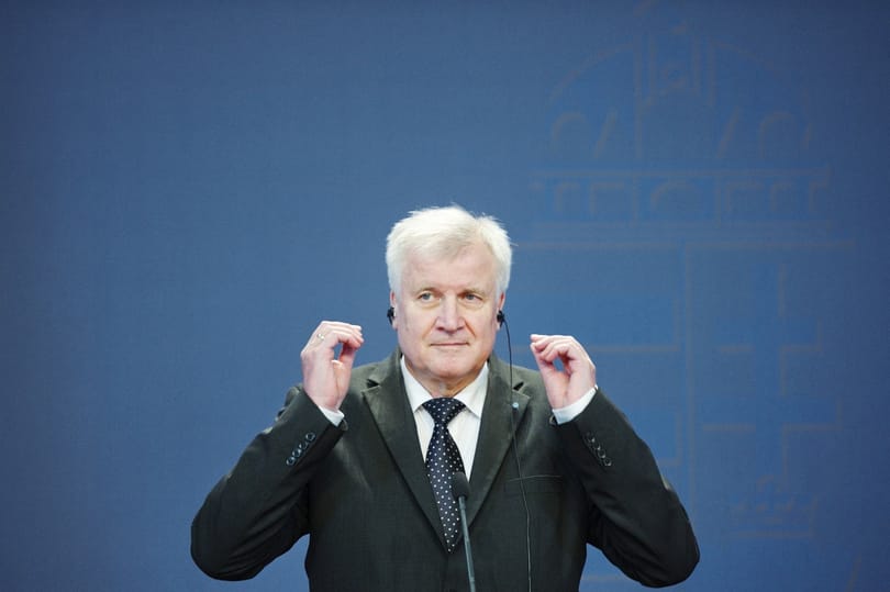 Beszólt Merkelnek saját belügyminisztere