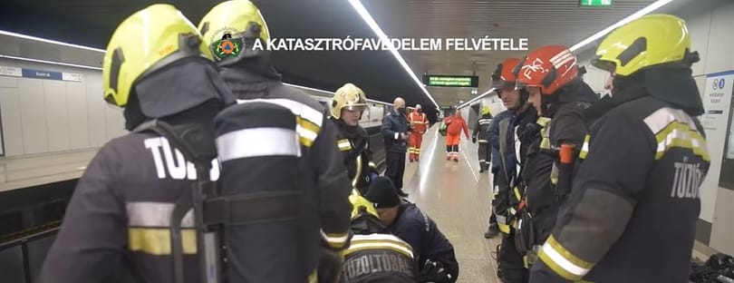 Kritikus állapotban van a metró elé esett kerekesszékes férfi