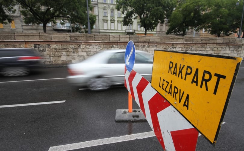 Fotó: több kilométeres dugó a budai alsó rakparton