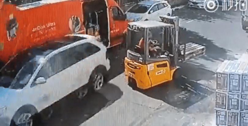 Videó: a targoncás észre sem vette, hogy mögötte 100-zal elzúz egy autó