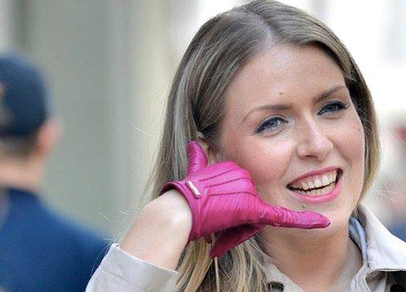 Ez lesz az új divat? Kesztyűvel is lehet már telefonálni
