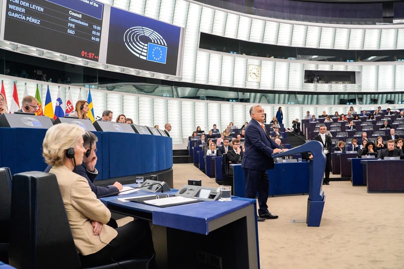 Videón, ahogy Orbán beszéde után a baloldali EP-frakció a Bella Ciaót énekelte felállva Strasbourgban
