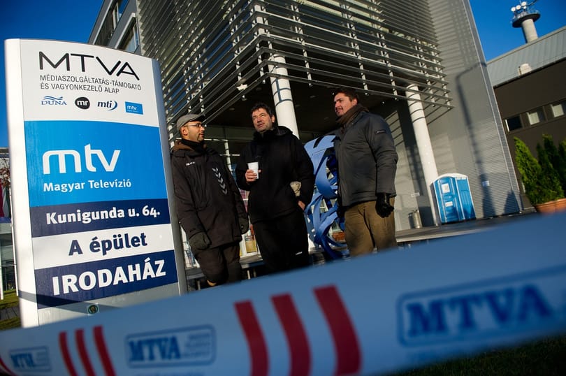 Megpróbálták elzavarni az éhségsztrájkolókat az MTVA elől