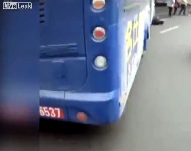 Élve szabadítottak ki egy férfit egy 13 tonnás busz alól