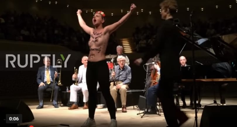 Félmeztelen női aktivisták üvöltöztek a színpadon Woody Allen koncertjén – videó