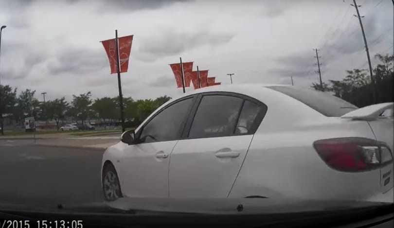 Ilyen az, amikor a többsávos körforgalom feladja a leckét az autósnak – videó
