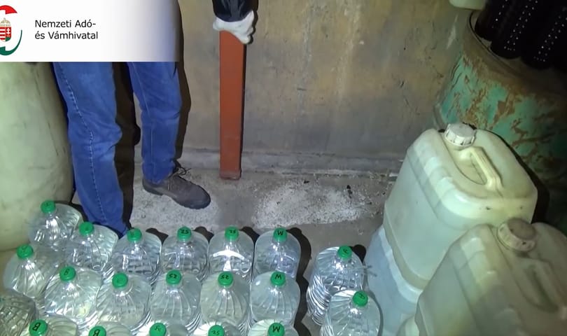 Több mint 25 ezer liter ismeretlen eredetű szesz került elő egy kutyapanzióval együtt működő főzdéből – videó