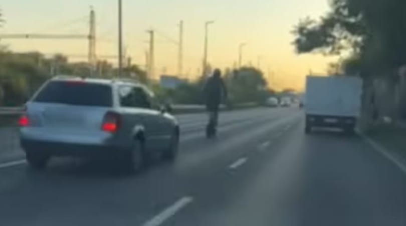 Kilencvennel előzött ki a rolleres egy Audi elé, az autós nem vette jó néven – videó