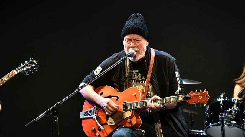 Elsírta magát, miután 46 év után kapta vissza ellopott gitárját