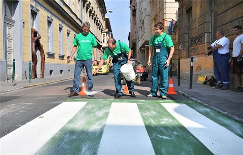 Zöld-fehérre festik a zebrákat a Ferencvárosban 
