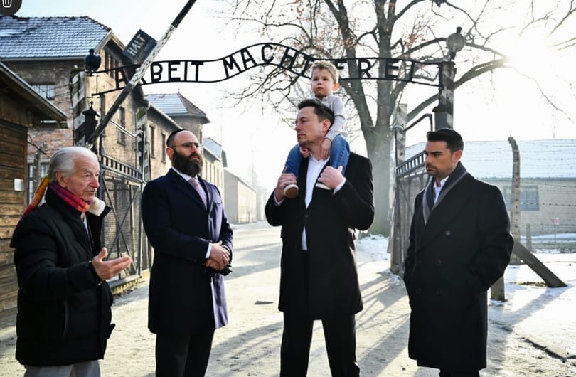 Elon Musk kisfiával a nyakában nézte meg az auschwitzi koncentrációs tábort – képek