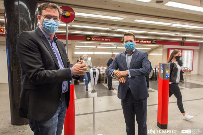 Tizenhárom metróállomásra kerültek ingyenes kézfertőtlenítők