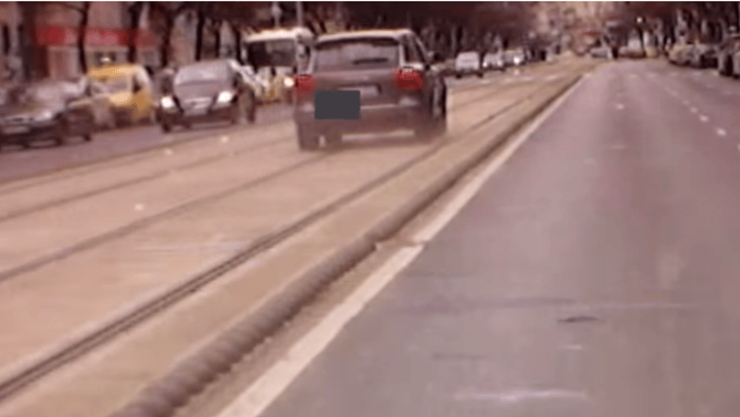 Nem volt elég üres a Nagykörút a Porschénak, inkább a villamossínen megy – videó