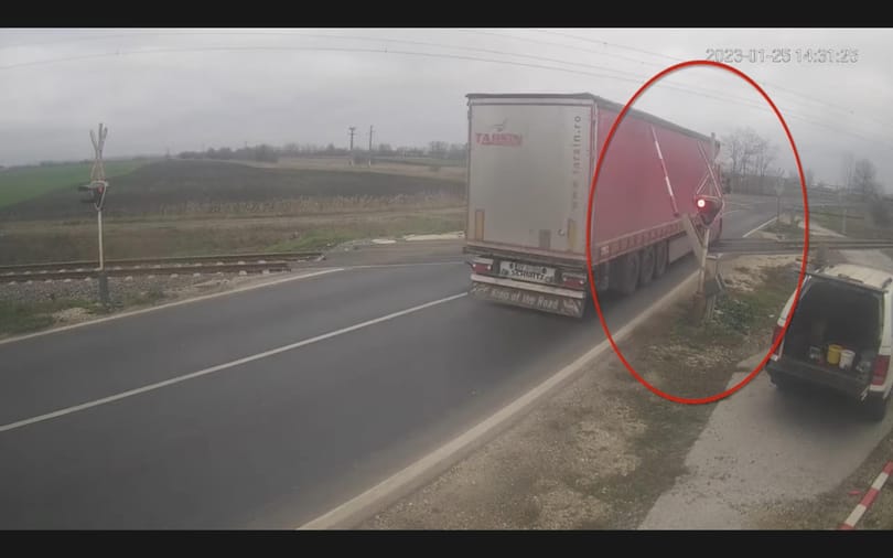Látványos videóval mutatta meg a MÁV, hogy törik a sorompókat a kamionosok