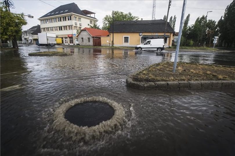 Feltörték a polgármester autóját, bizalmas iratok tűnhettek el