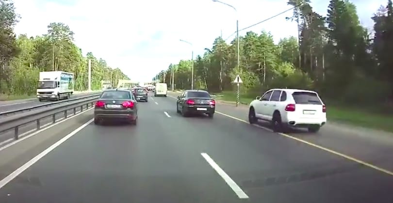 Leállósávban előzött a Porsche, persze, hogy baleset lett a vége – videó