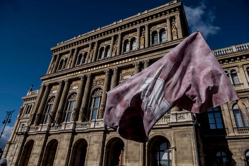 Keményen nekimentek Palkovicsnak a közalkalmazotti jogviszonyukat elvesztő akadémiai dolgozók