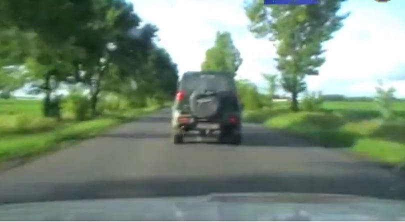 Menekülő, lopott autó kerekét lőtték ki a rendőrök - videó