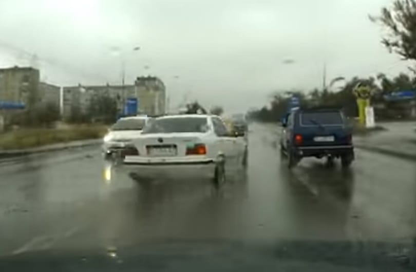 Hogy miért nem szabad esőben trükközni az autóval? Hát, ezért - videó