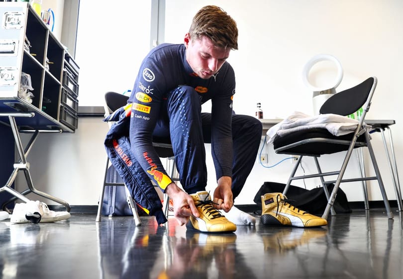 Verstappen aranyszínű cipőben tért vissza a munkába