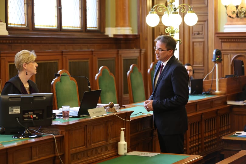 Videón a Völner-Schadl-ügy tárgyalásának előkészítő ülése, négy vádlott már beismerte a bűnösségét