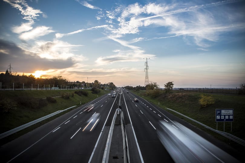 Sorban húztak el az autók az M3-ason egy nő mellett, aki a gyerekét próbálta újraéleszteni