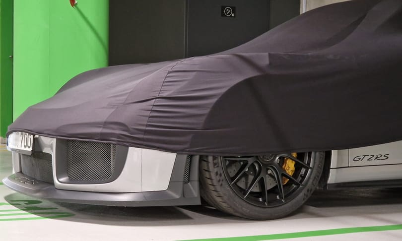 Méregdrága szuper Porsche rejtőzik ponyva alatt az egyik pesti közparkolóban